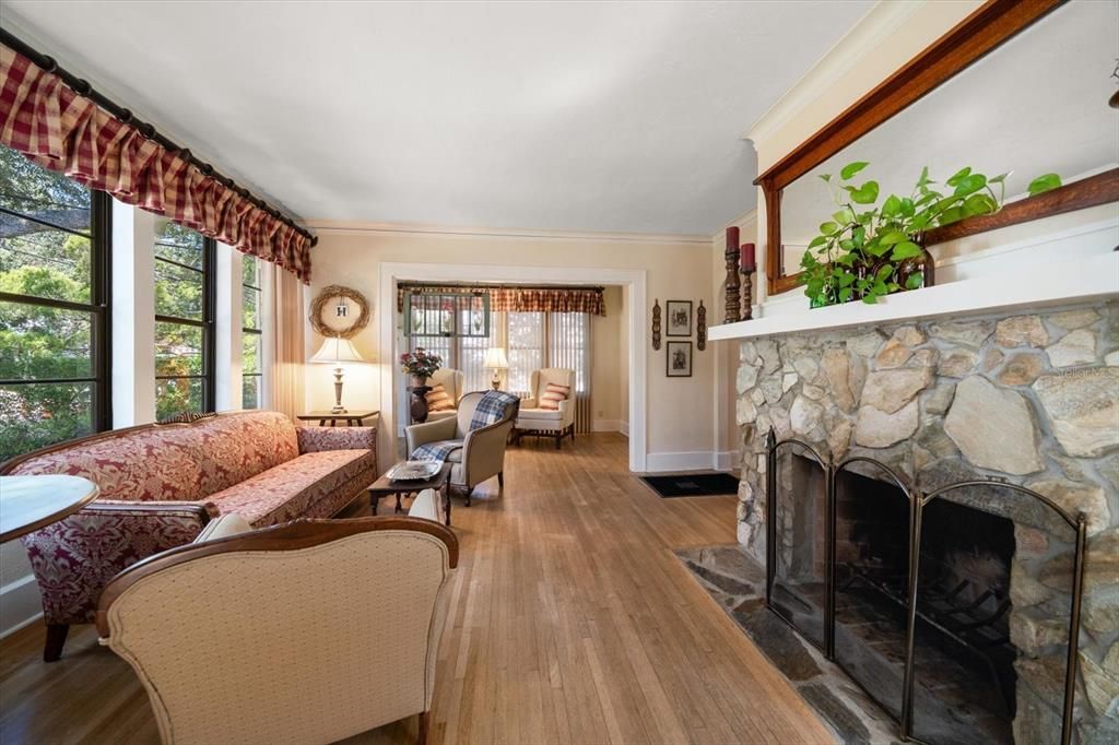 合同活跃: $895,000 (3 贝兹, 2 浴室, 2004 平方英尺)