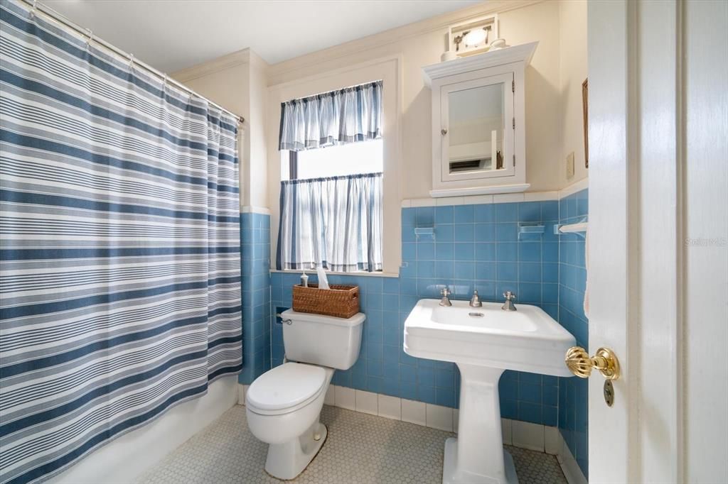 合同活跃: $895,000 (3 贝兹, 2 浴室, 2004 平方英尺)