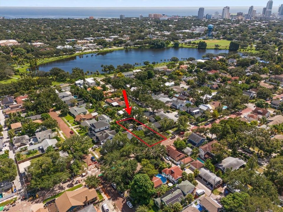 合同活跃: $895,000 (3 贝兹, 2 浴室, 2004 平方英尺)