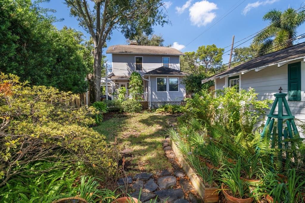 合同活跃: $895,000 (3 贝兹, 2 浴室, 2004 平方英尺)