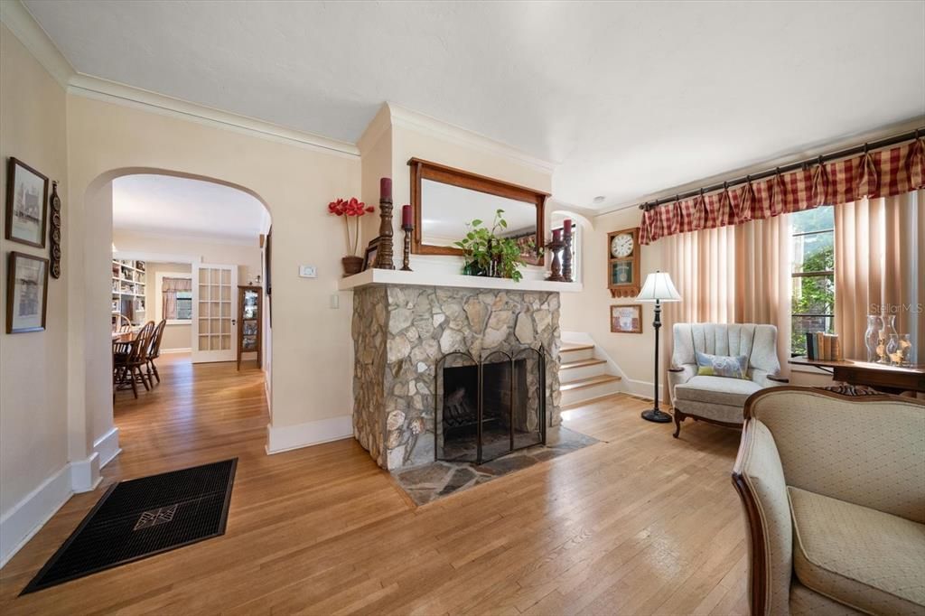 合同活跃: $895,000 (3 贝兹, 2 浴室, 2004 平方英尺)