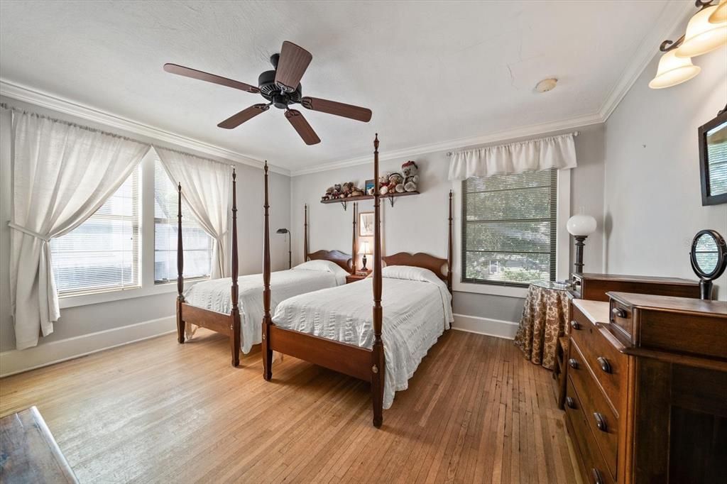 合同活跃: $895,000 (3 贝兹, 2 浴室, 2004 平方英尺)