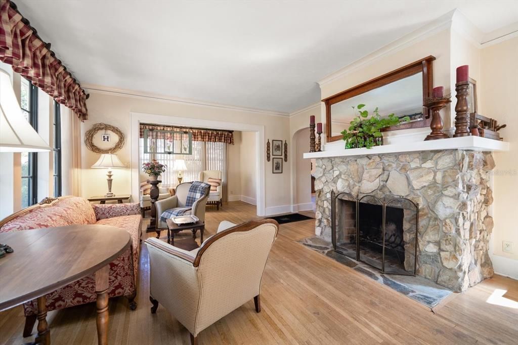 合同活跃: $895,000 (3 贝兹, 2 浴室, 2004 平方英尺)