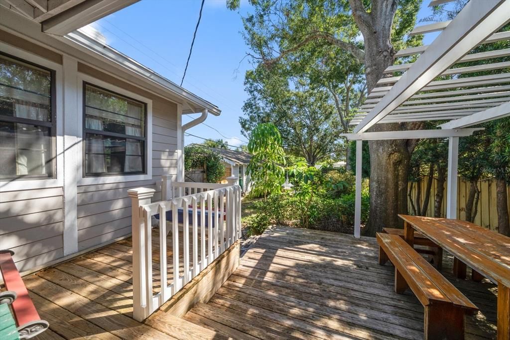 合同活跃: $895,000 (3 贝兹, 2 浴室, 2004 平方英尺)