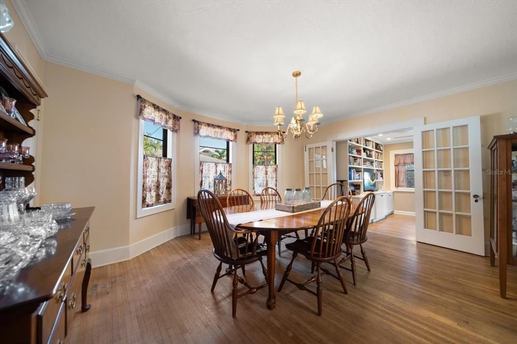 合同活跃: $895,000 (3 贝兹, 2 浴室, 2004 平方英尺)