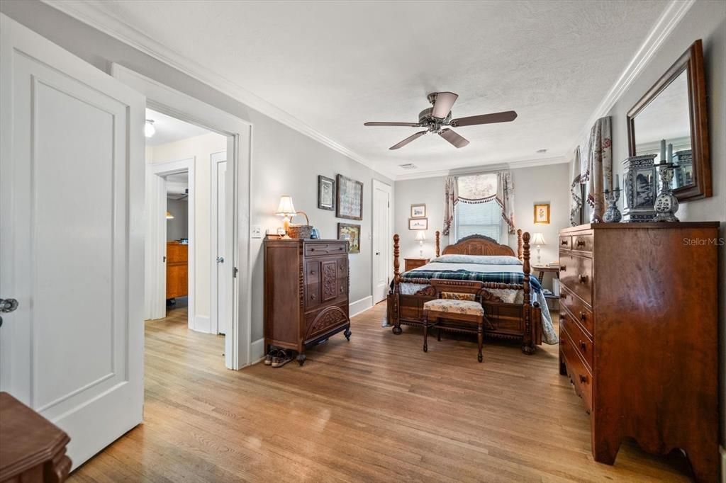 合同活跃: $895,000 (3 贝兹, 2 浴室, 2004 平方英尺)