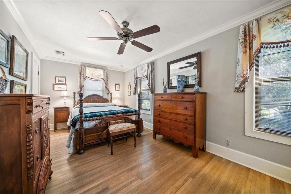 合同活跃: $895,000 (3 贝兹, 2 浴室, 2004 平方英尺)