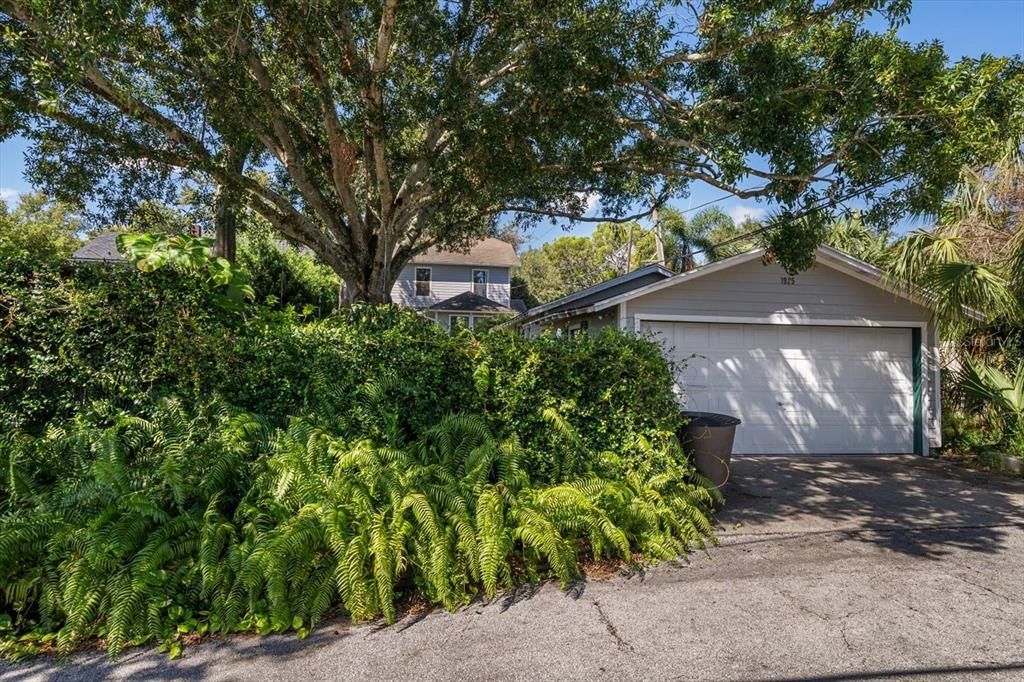 合同活跃: $895,000 (3 贝兹, 2 浴室, 2004 平方英尺)