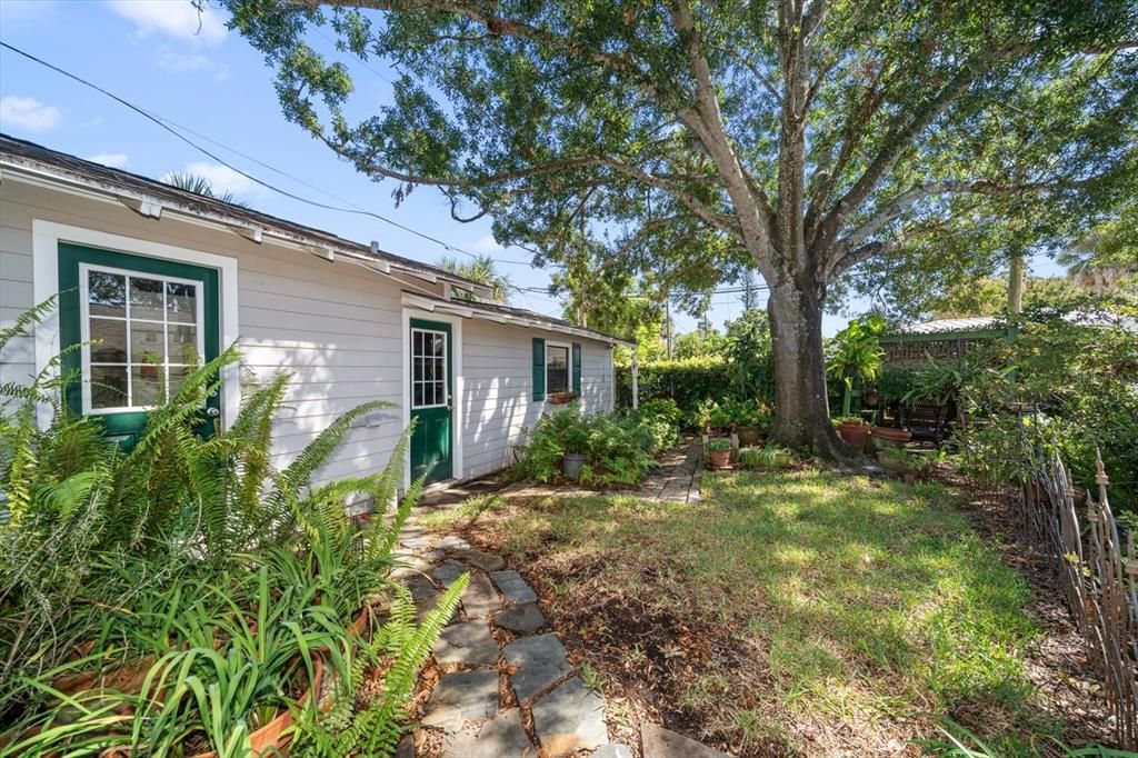 合同活跃: $895,000 (3 贝兹, 2 浴室, 2004 平方英尺)