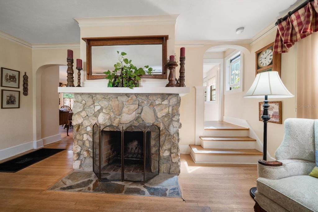 合同活跃: $895,000 (3 贝兹, 2 浴室, 2004 平方英尺)