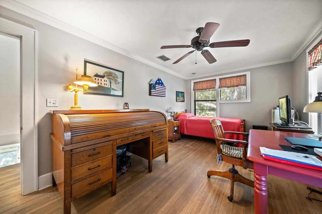 合同活跃: $895,000 (3 贝兹, 2 浴室, 2004 平方英尺)