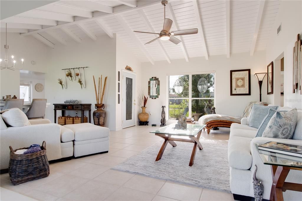 待售: $299,900 (2 贝兹, 2 浴室, 2008 平方英尺)