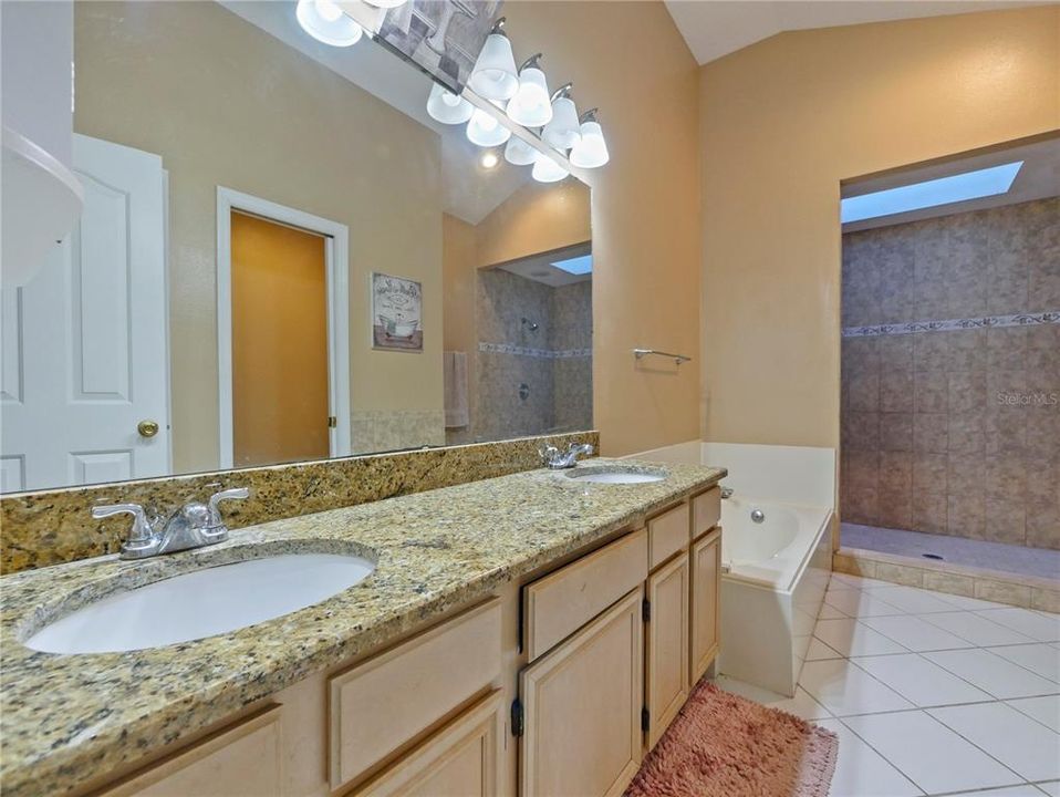 En Venta: $675,000 (4 camas, 3 baños, 2594 Pies cuadrados)