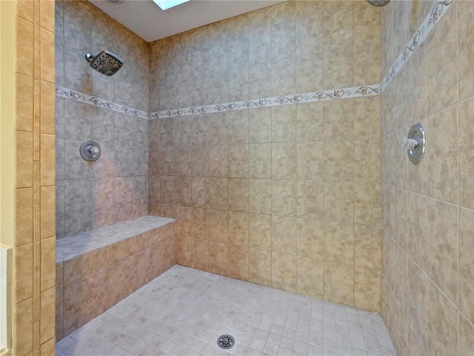 En Venta: $675,000 (4 camas, 3 baños, 2594 Pies cuadrados)