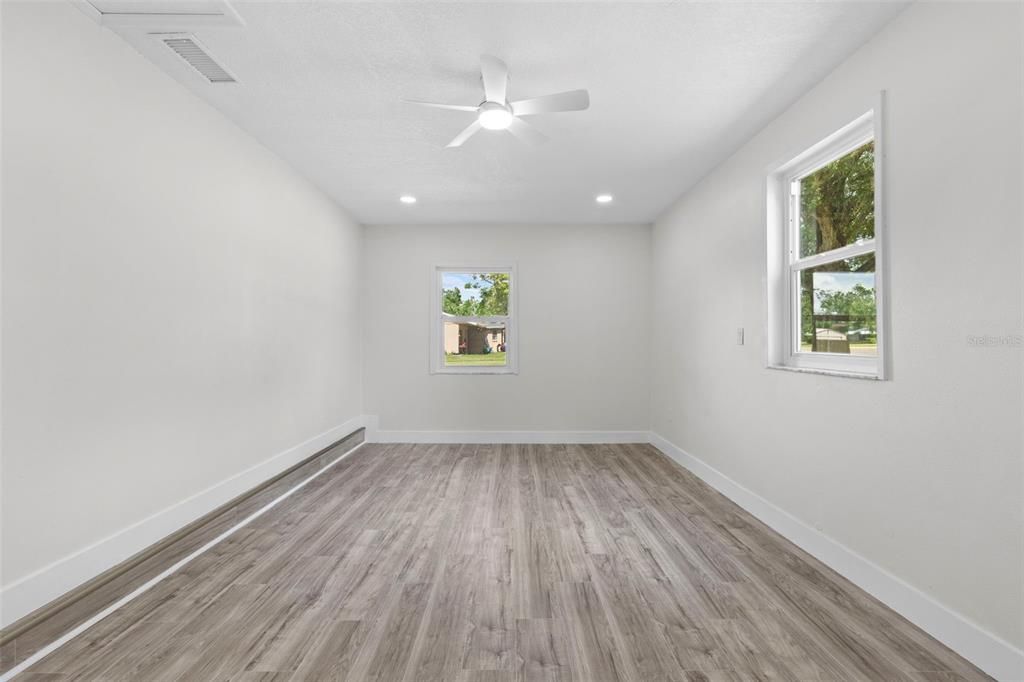 Под контрактом: $369,900 (3 спален, 2 ванн, 1379 Квадратных фут)