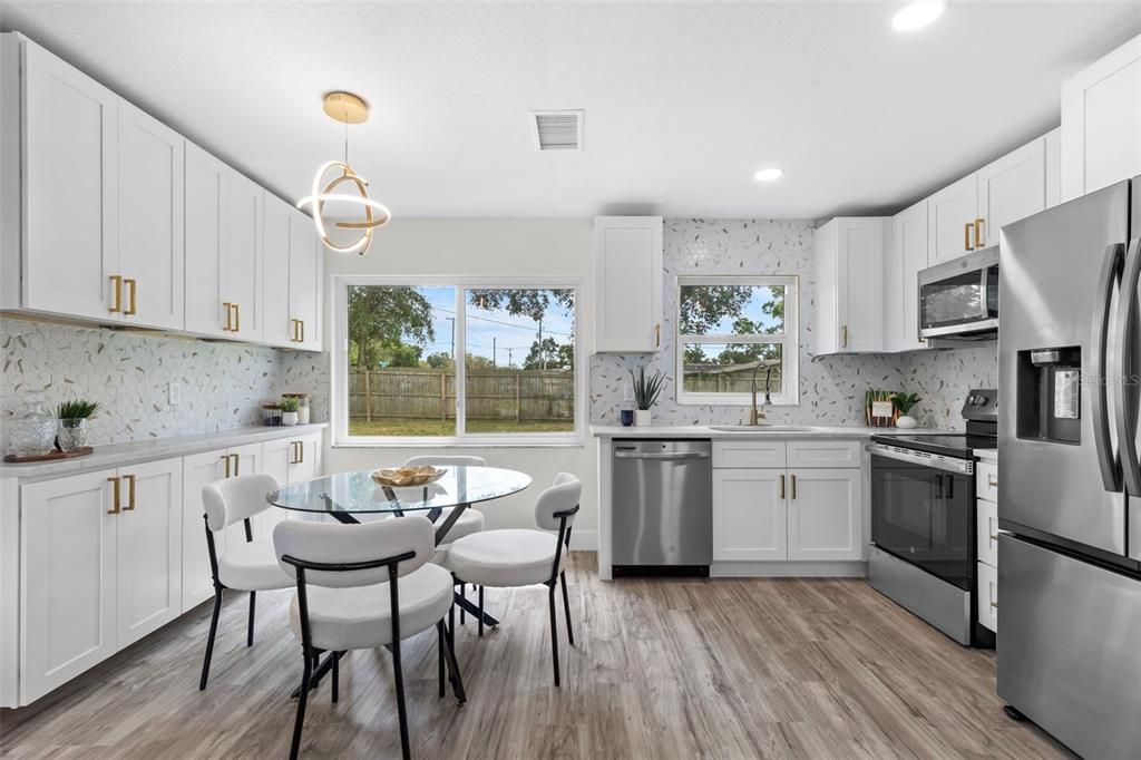 Под контрактом: $369,900 (3 спален, 2 ванн, 1379 Квадратных фут)