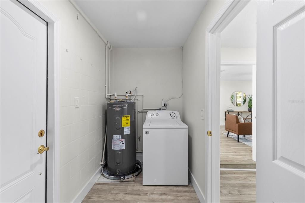 Под контрактом: $369,900 (3 спален, 2 ванн, 1379 Квадратных фут)