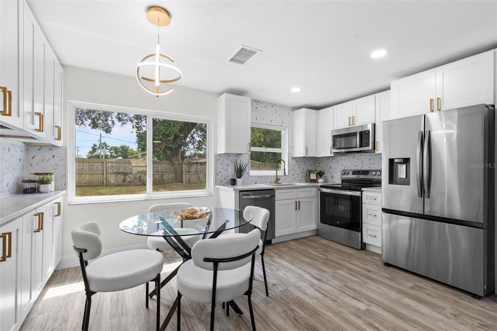 Под контрактом: $369,900 (3 спален, 2 ванн, 1379 Квадратных фут)