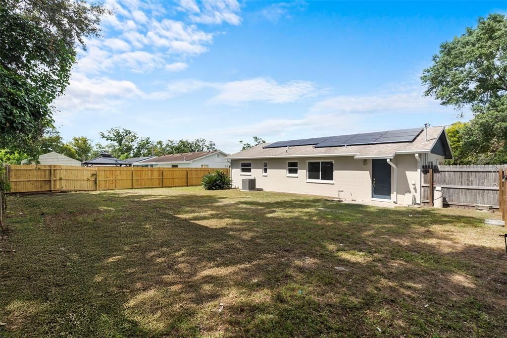 Под контрактом: $369,900 (3 спален, 2 ванн, 1379 Квадратных фут)