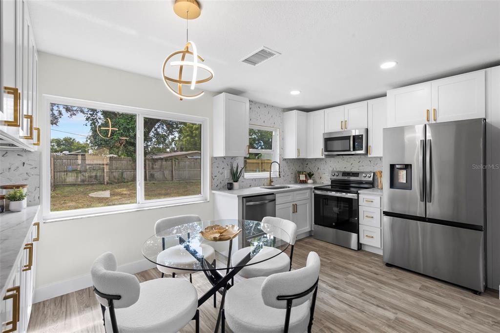 Под контрактом: $369,900 (3 спален, 2 ванн, 1379 Квадратных фут)