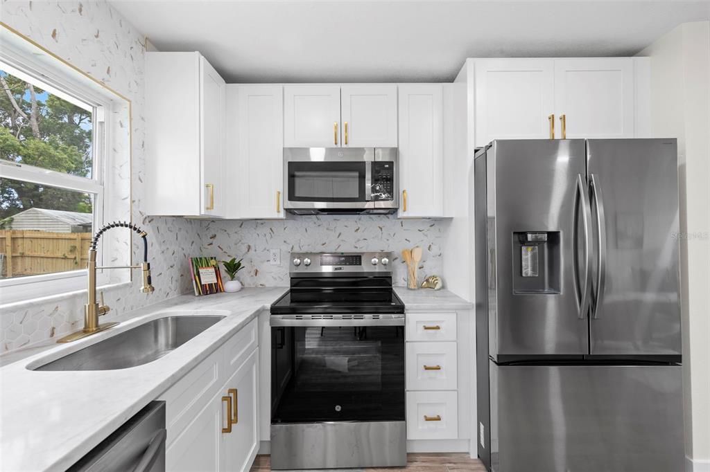 Под контрактом: $369,900 (3 спален, 2 ванн, 1379 Квадратных фут)