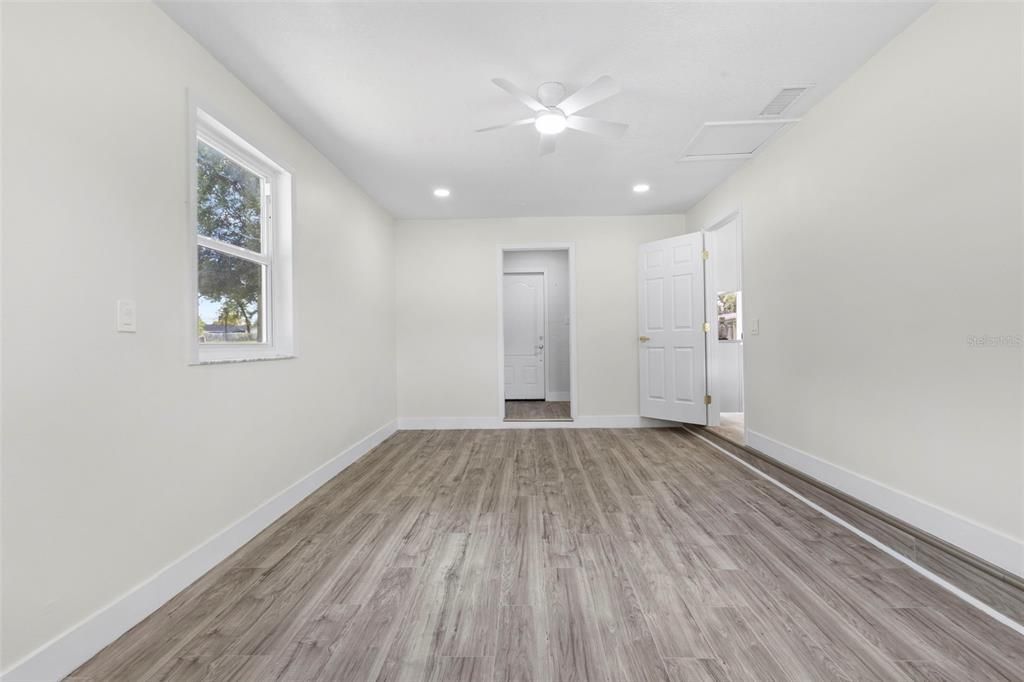 Под контрактом: $369,900 (3 спален, 2 ванн, 1379 Квадратных фут)