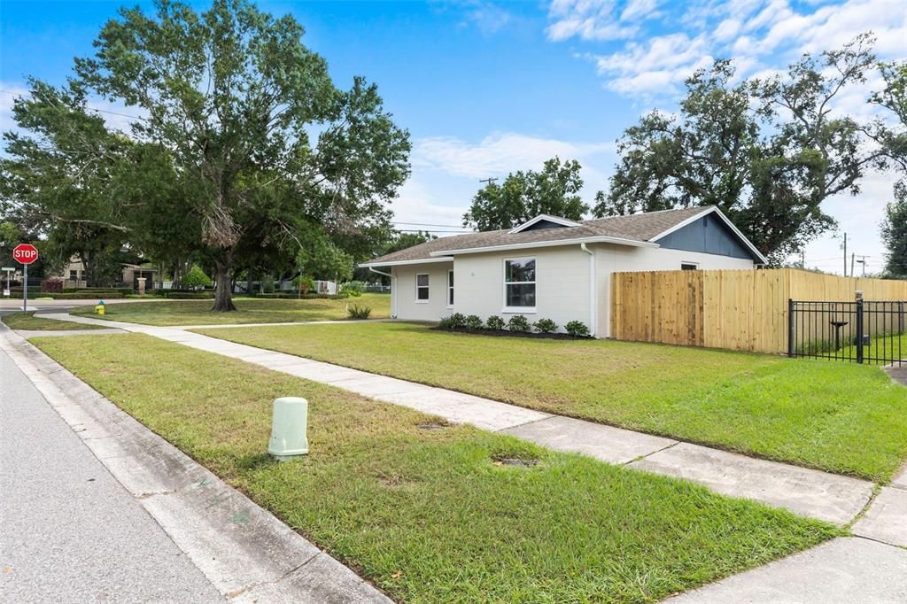 Под контрактом: $369,900 (3 спален, 2 ванн, 1379 Квадратных фут)