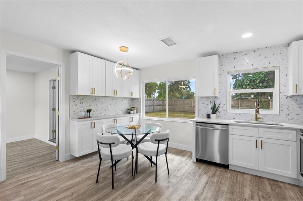 Под контрактом: $369,900 (3 спален, 2 ванн, 1379 Квадратных фут)