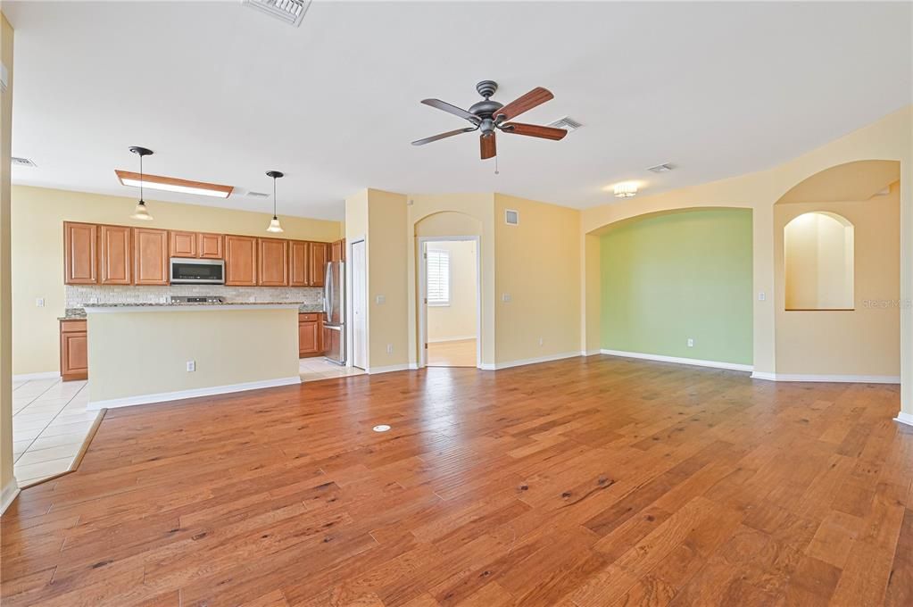 For Sale: $359,995 (3 beds, 2 baths, 1979 Square Feet)