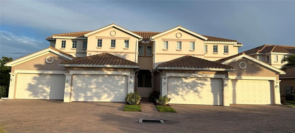 For Sale: $359,995 (3 beds, 2 baths, 1979 Square Feet)