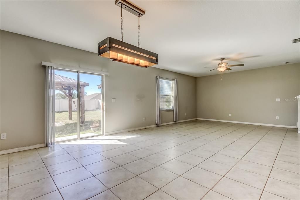 待售: $375,000 (4 贝兹, 2 浴室, 2584 平方英尺)