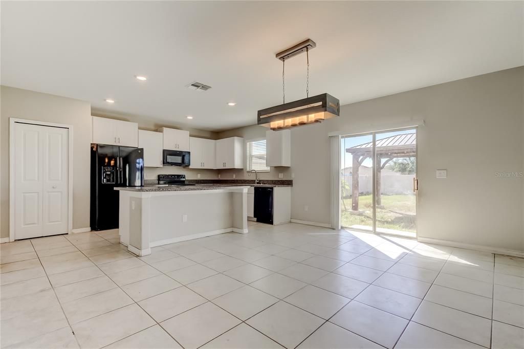 待售: $375,000 (4 贝兹, 2 浴室, 2584 平方英尺)