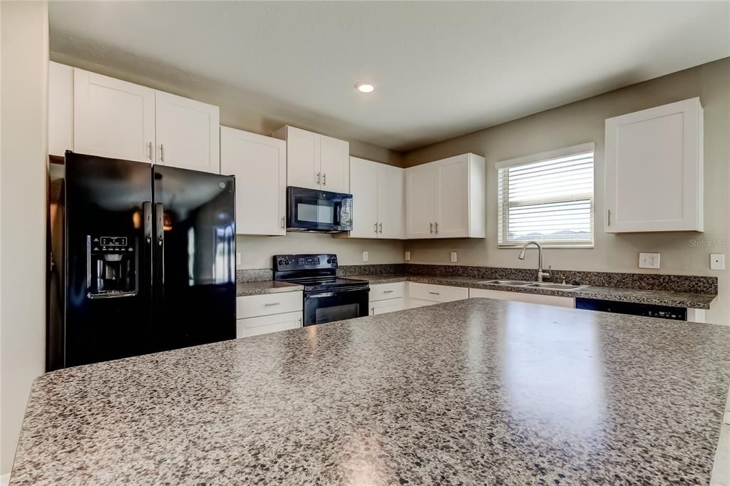 待售: $375,000 (4 贝兹, 2 浴室, 2584 平方英尺)