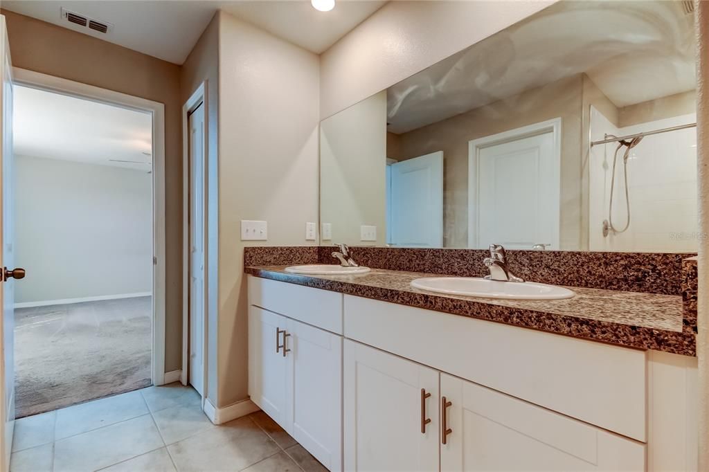 待售: $375,000 (4 贝兹, 2 浴室, 2584 平方英尺)