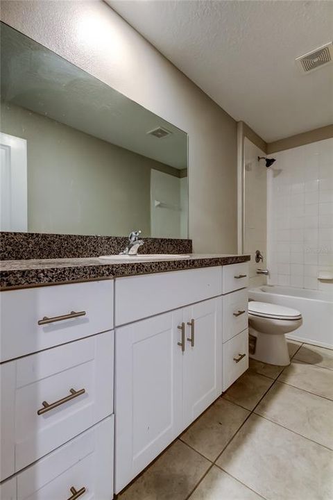 待售: $375,000 (4 贝兹, 2 浴室, 2584 平方英尺)