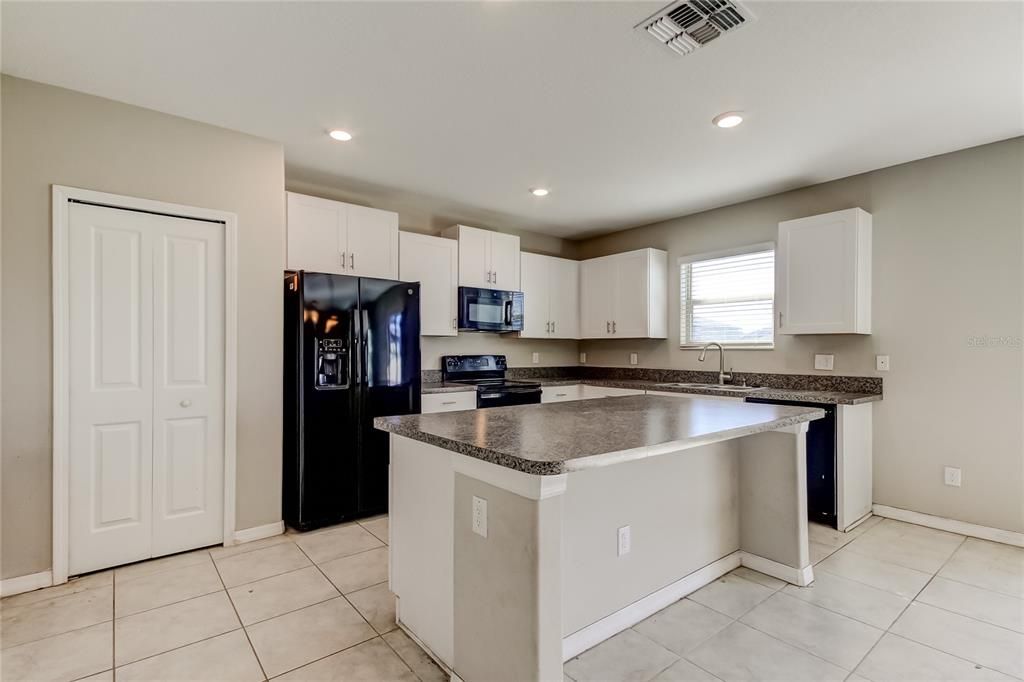 待售: $375,000 (4 贝兹, 2 浴室, 2584 平方英尺)