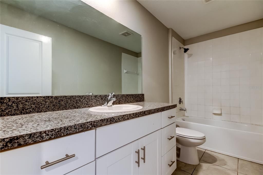 待售: $375,000 (4 贝兹, 2 浴室, 2584 平方英尺)