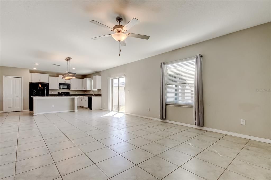 待售: $375,000 (4 贝兹, 2 浴室, 2584 平方英尺)