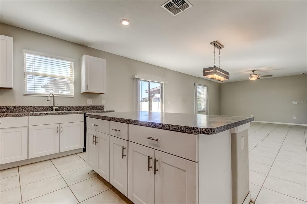 待售: $375,000 (4 贝兹, 2 浴室, 2584 平方英尺)