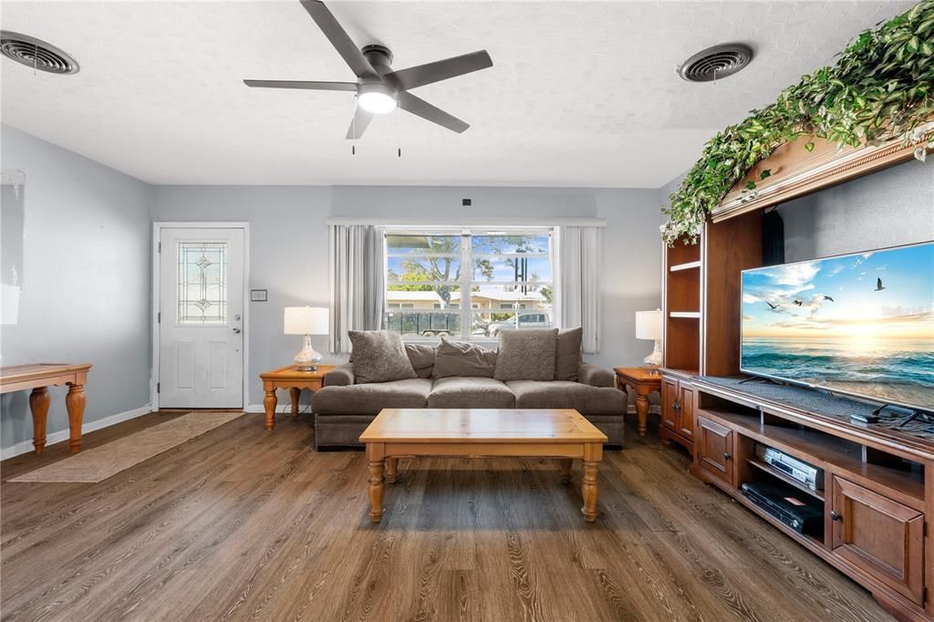 Active With Contract: $320,000 (3 beds, 2 baths, 1586 Square Feet)