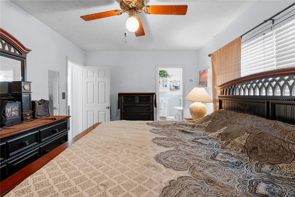 Active With Contract: $320,000 (3 beds, 2 baths, 1586 Square Feet)