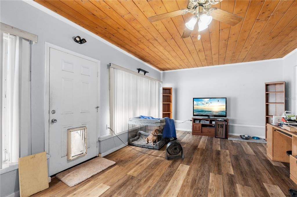 Active With Contract: $320,000 (3 beds, 2 baths, 1586 Square Feet)