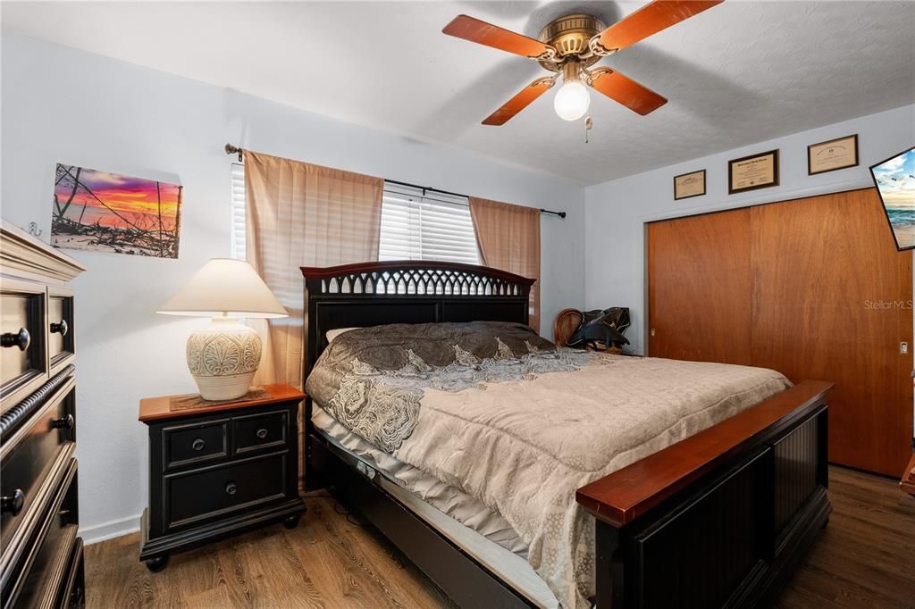 Active With Contract: $320,000 (3 beds, 2 baths, 1586 Square Feet)