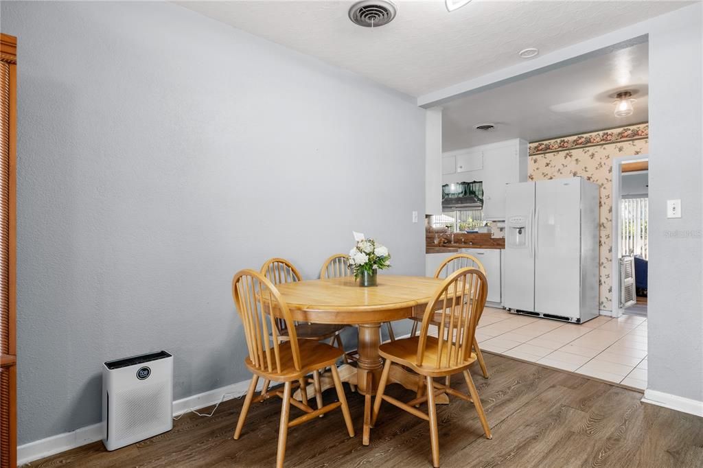 Active With Contract: $320,000 (3 beds, 2 baths, 1586 Square Feet)