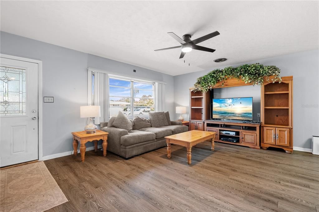 Active With Contract: $320,000 (3 beds, 2 baths, 1586 Square Feet)