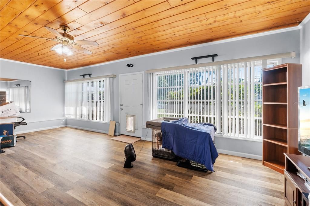 Active With Contract: $320,000 (3 beds, 2 baths, 1586 Square Feet)