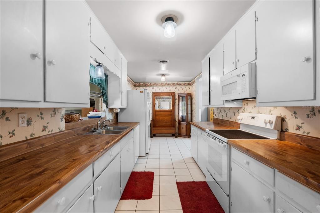 Active With Contract: $320,000 (3 beds, 2 baths, 1586 Square Feet)