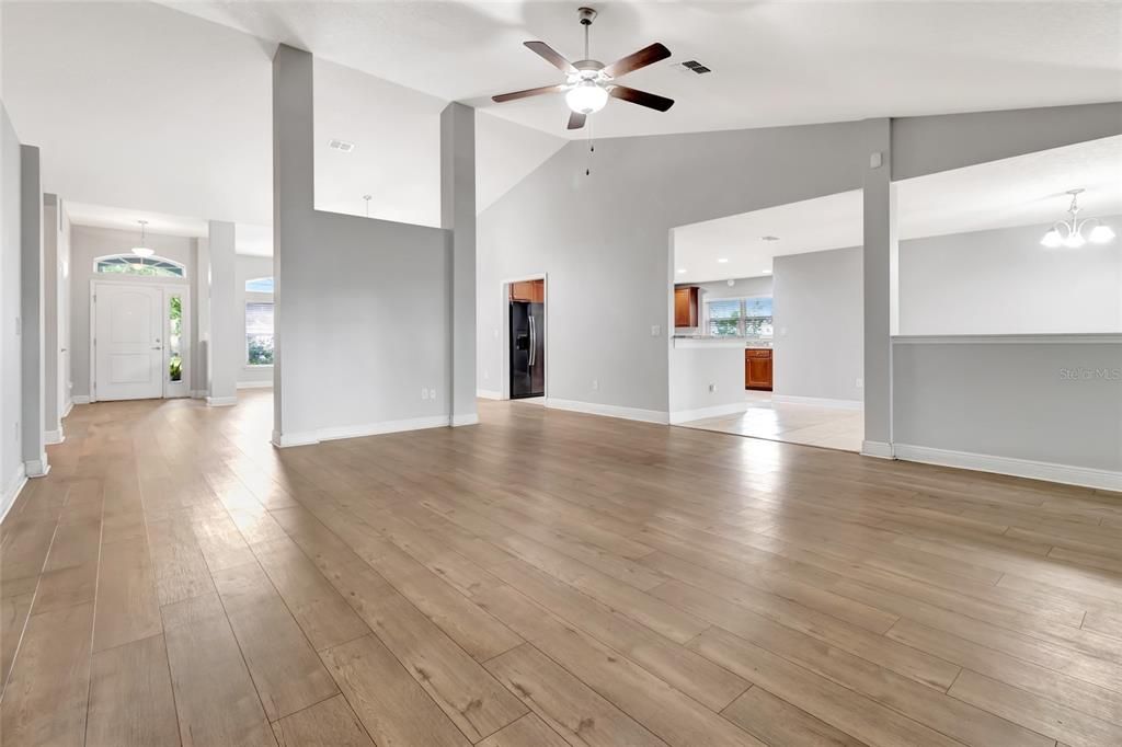 合同活跃: $400,000 (4 贝兹, 3 浴室, 2931 平方英尺)