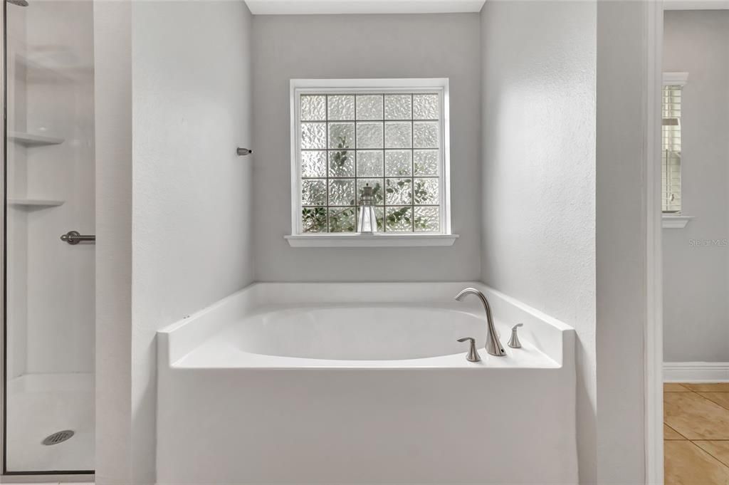 合同活跃: $400,000 (4 贝兹, 3 浴室, 2931 平方英尺)