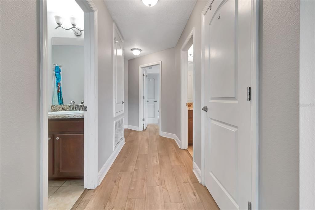 合同活跃: $400,000 (4 贝兹, 3 浴室, 2931 平方英尺)